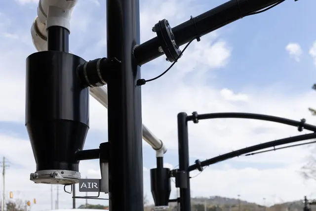 Vacuum booms at the Washbox stations